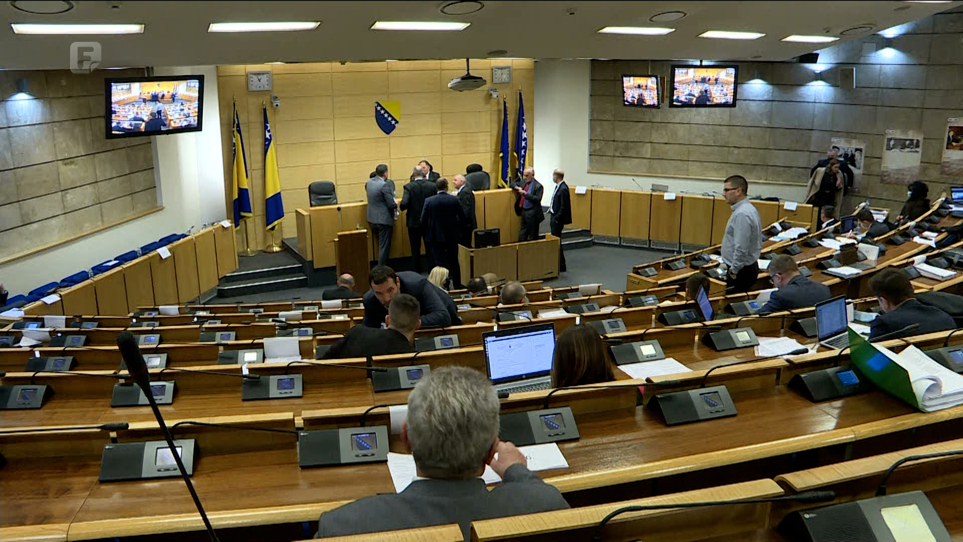 Delegati palili cigarete u parlamentarnoj sali